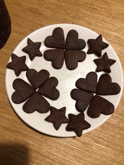 今日は三女を保育園に送った後、お姉ちゃんズと一緒にシフォンケーキとクッキー作り🧁🍪✨ 子どもとお菓子作りなんてめちゃめちゃ久しぶり！楽しく＆美味しくできてよかった😋今まで時間に余裕がなくてできなかった事、この夏休みはまだまだ挑戦していくよ😆‼️