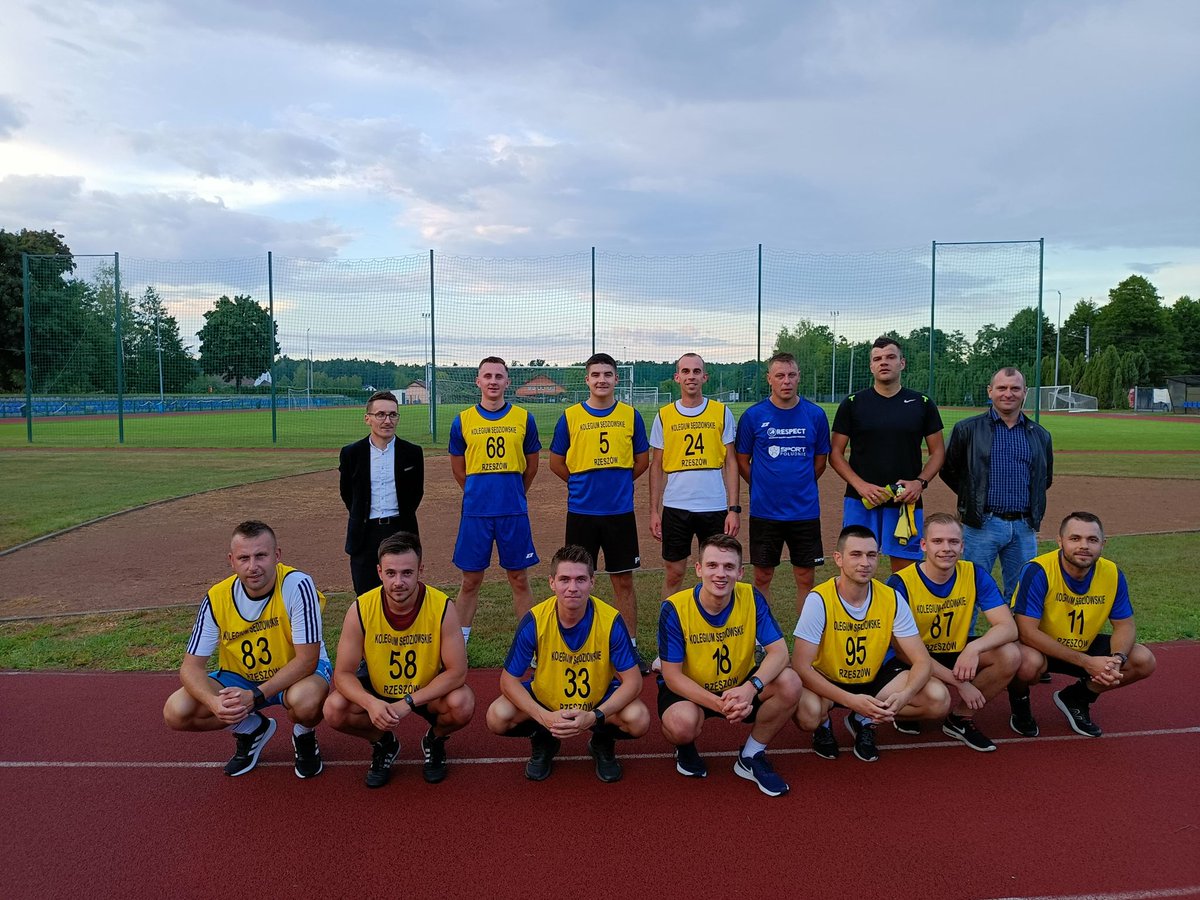 sedziarzeszow's tweet photo. Wczoraj odbyły się egzaminy IV ligi KS @PodkarpackiZPN. Miło nam poinformować, że wszyscy nasi reprezentanci pozytywnie zaliczyli obie części. Tym samym nasz Podokręg reprezentować będzie na tym szczeblu 10 arbitrów w tym jeden debiutant. Gratulujemy sędziom świetnych wyników 1/2 https://t.co/ijrgRjHdvi