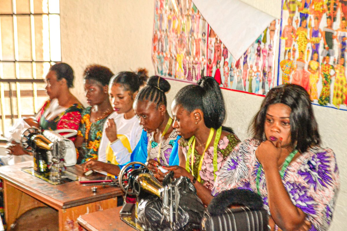 hope_jericho's tweet image. #Retour_en_image: Après 6 mois de formation en coupe et couture, des lauréates ont été soumises à une épreuve orale (écrite et pratique) devant un jury