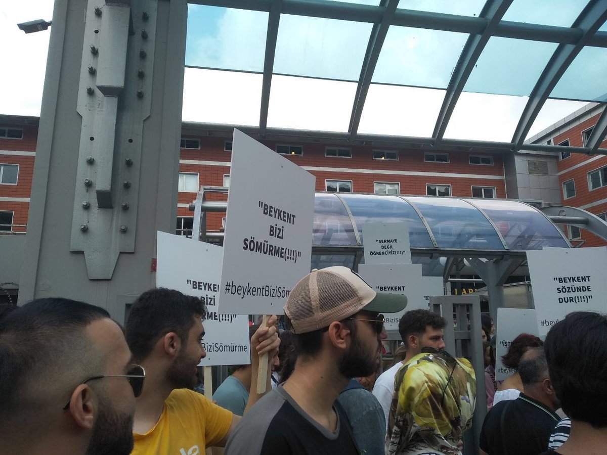 parasizveesit's tweet photo. Beykent Üniversitesi öğrencileri fahiş zamlara karşı ayakta!

MÜŞTERİ DEĞİL ÖĞRENCİYİZ!

#BeykentBiziSömürme https://t.co/YcdA9oxxxm