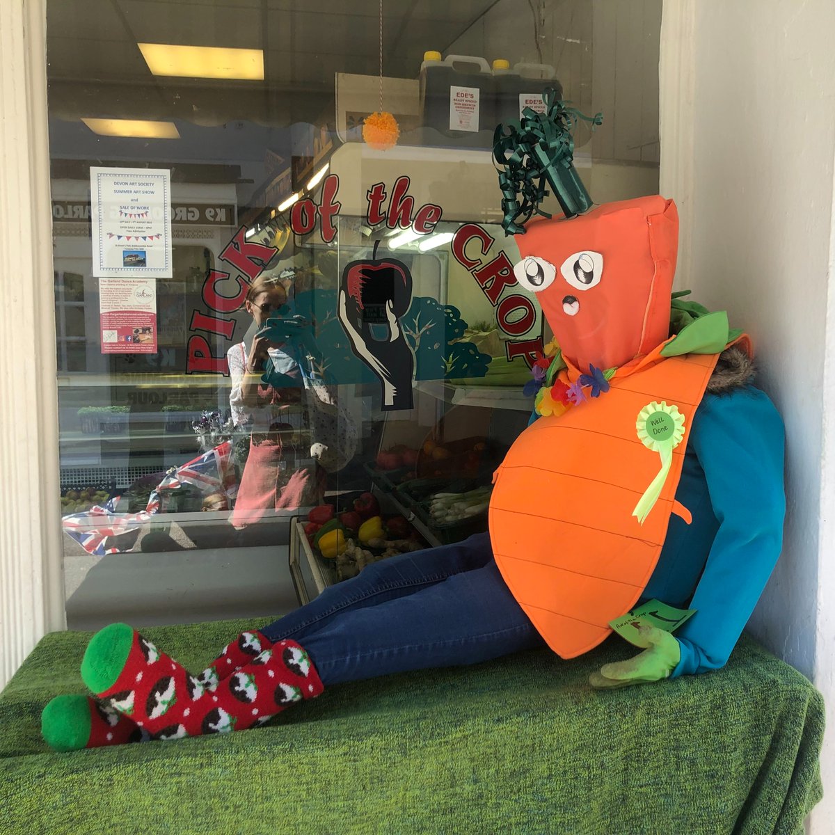 FrankmanTweets's tweet photo. Why did the scarecrow win an award? Because he was outstanding in his field!
Okay, that was slightly corny, but we thought scarecrows loved corn?

Make sure to visit St Marychurch’s Scarecrow Festival before it ends tomorrow!

#torquay #uktourism #devon #devonbusiness https://t.co/JcXrrCLACi