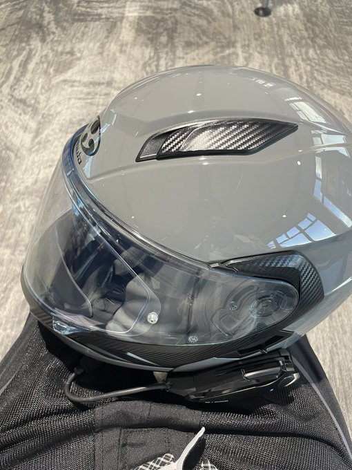 ドーモ、ヘルメットを手に持って飛行機に乗る変態です/(^o^)\ 