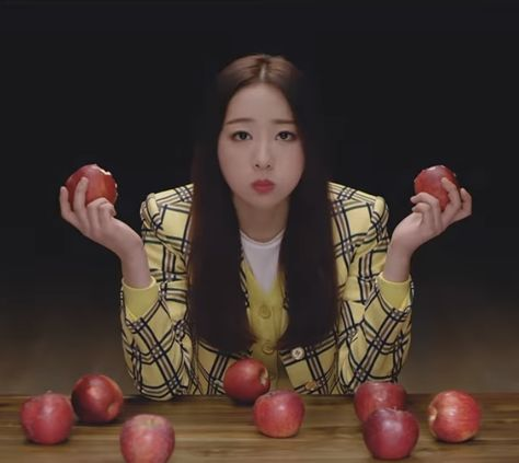 LoonaAsCats's tweet photo. 🦢 | new by yves https://t.co/47ABukfLuR