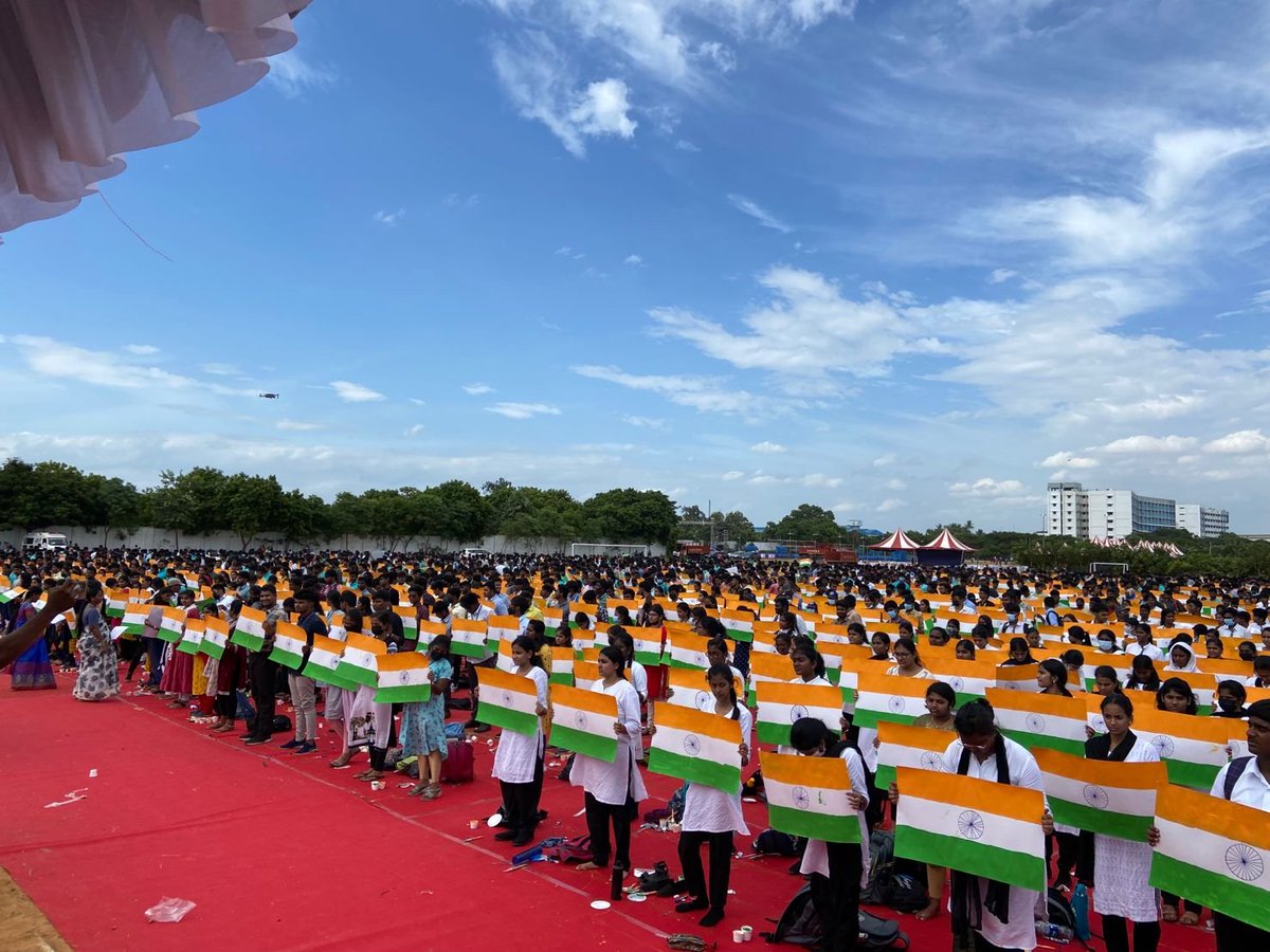 ChadaramDr's tweet photo. #HarGharTiranga 
Yesterday, Students of Saveetha University Chennai entered the International Book of Records by painting 5000 National Flags. This was witnessed by the District Judge, Additional Government Pleader, Assistant Commissioner of Police along with Chancellor and VC! https://t.co/q1hVdtrDDZ