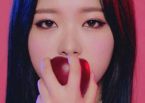 LoonaAsCats's tweet photo. 🐺 | egoist by olivia hye https://t.co/gx0PIzQGfR