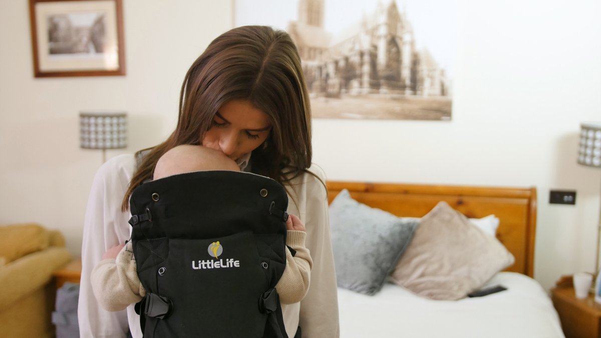 Keep your baby close on family days out this summer without having to navigate a pushchair through busy crowds with the Acorn Baby Carrier. The carrier evolves with you and your baby as they grow, with 3 front and back carrying positions. littlelife.com/products/child… #littlelifeuk
