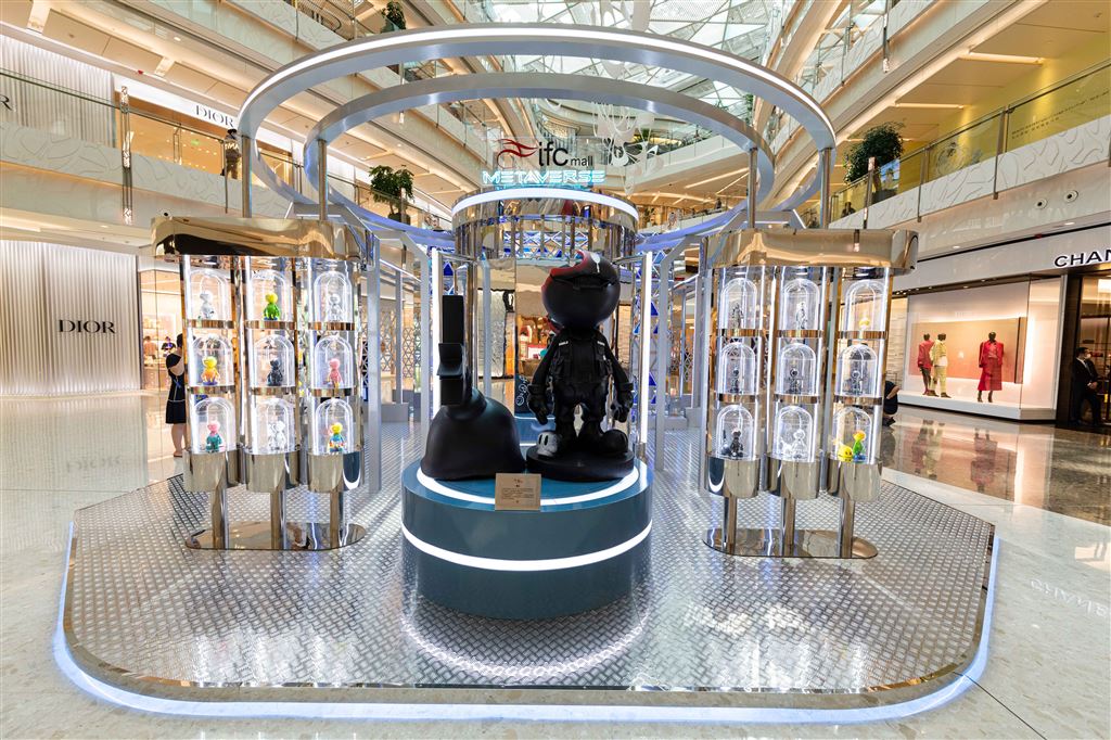 na2eastday's tweet photo. The #metaverse is one of the hottest topics now. Recently, #Shanghai #IFCMall joined hands with fashion pioneer #artist Ouyang Ru to create an #art #exhibition called "#Fashionable #Planet and the Metaverse". https://t.co/Tk85xyN0Ld