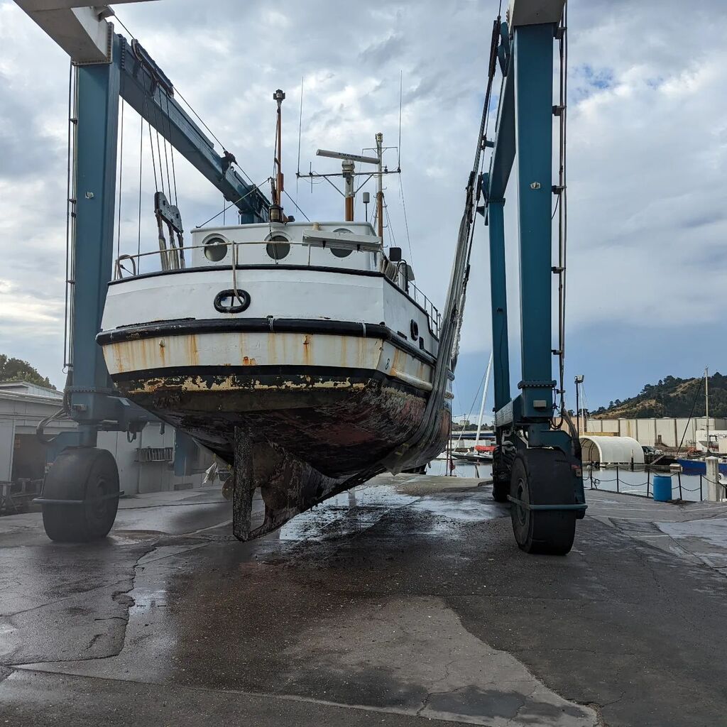 SSSGryphon's tweet photo. Haul-out has begun! https://t.co/whbExCgTqH