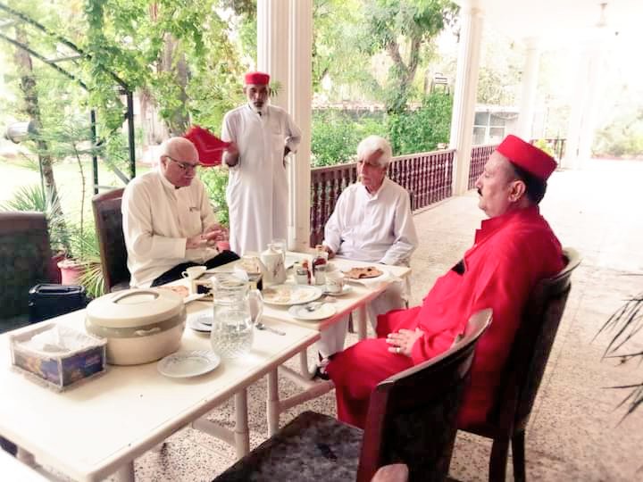 AnpDomel's tweet photo. میاں افتحار حسین اور  سینٹر حاجی باز محمد خان وزیرستان میں دھرنے کے لئے روانگی سے پہلے شہبازعظمت خیل ہاوس میں کچھ عکس۔
مشران دے ژوندی وی https://t.co/giI4EQdtAJ