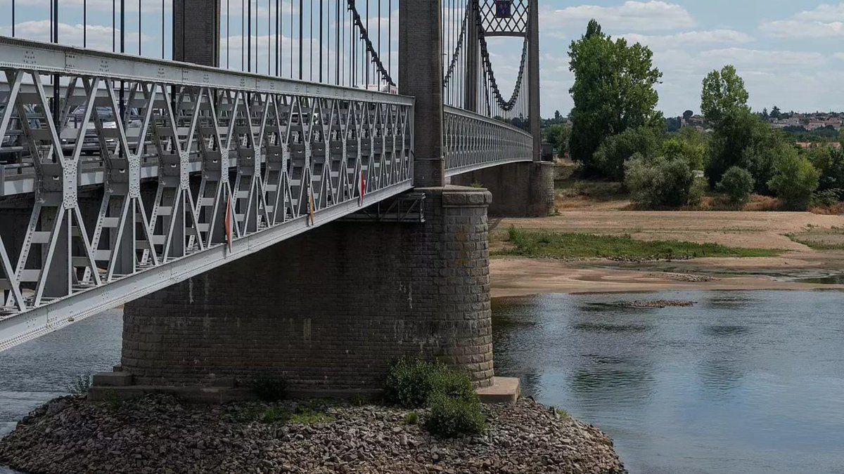 euronewsgreen's tweet photo. 🇫🇷The Loire, France

🔹The Loire is so low it can be crossed on foot where it used to meet the Allier River.

🔹Last week, the government said 100 villages across France were without safe tap water.

👉https://t.co/kzQYPUfeZr https://t.co/jGiT9aY4QV