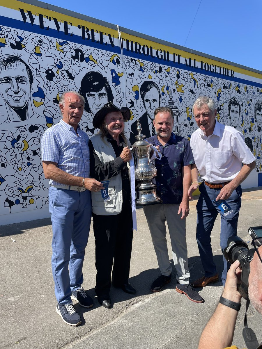 What an amazing day, what an amazing project! Proud to have brought this project to life alongside the great <a href="/PaulTrevillion/">Paul Trevillion</a> - thanks to <a href="/lufctrust/">LUFC Trust</a> for their support and <a href="/Boost_Drinks/">Boost Drinks</a> for the sponsorship! Great to have Allan and Paul down to unveil it! #lufc