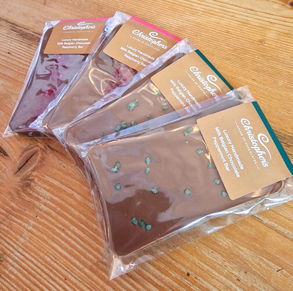 chrishousechocs's tweet image. Happy friday all 😍New labels for our delicious Milk Chocolate Raspberry and Peppermint bars 😋😋