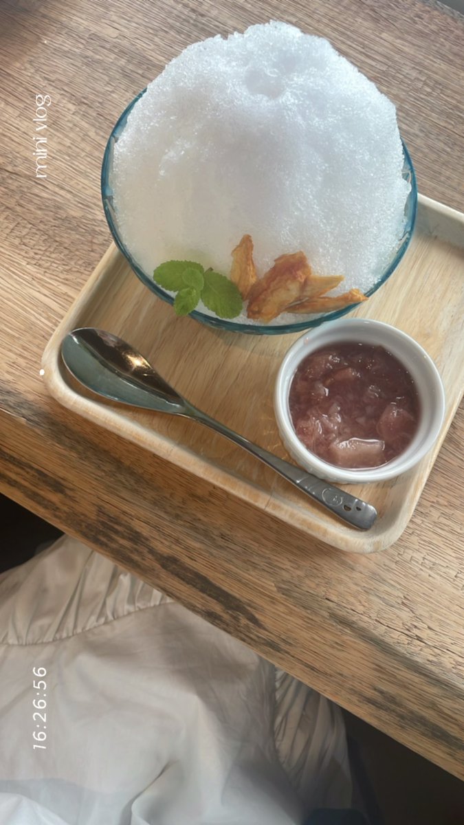 nicoyui__'s tweet photo. 農園カフェヤマキ🍧
桃のかき氷と梨パフェを🍐🍑 https://t.co/5NcpquDKNx