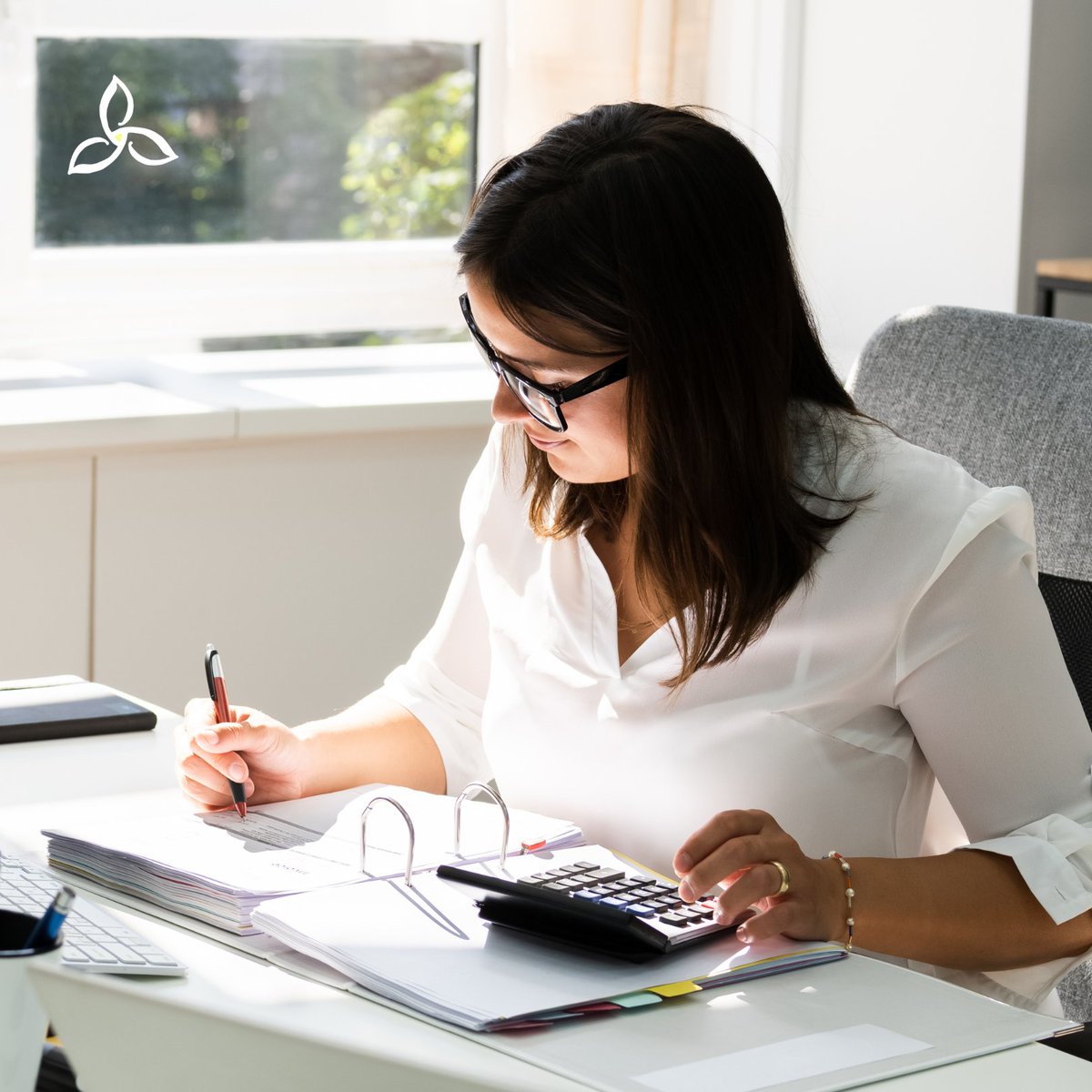 AndreaVanderWe2's tweet image. There are a lot of decisions that business owners have to make, and one of the most important is whether or not to outsource their bookkeeping. 🤔 Keep reading to learn the pros and cons of outsourcing your bookkeeping! ➤ trilliumbookkeepingaccounting.com/should-i-outso… #bookkeepingblog