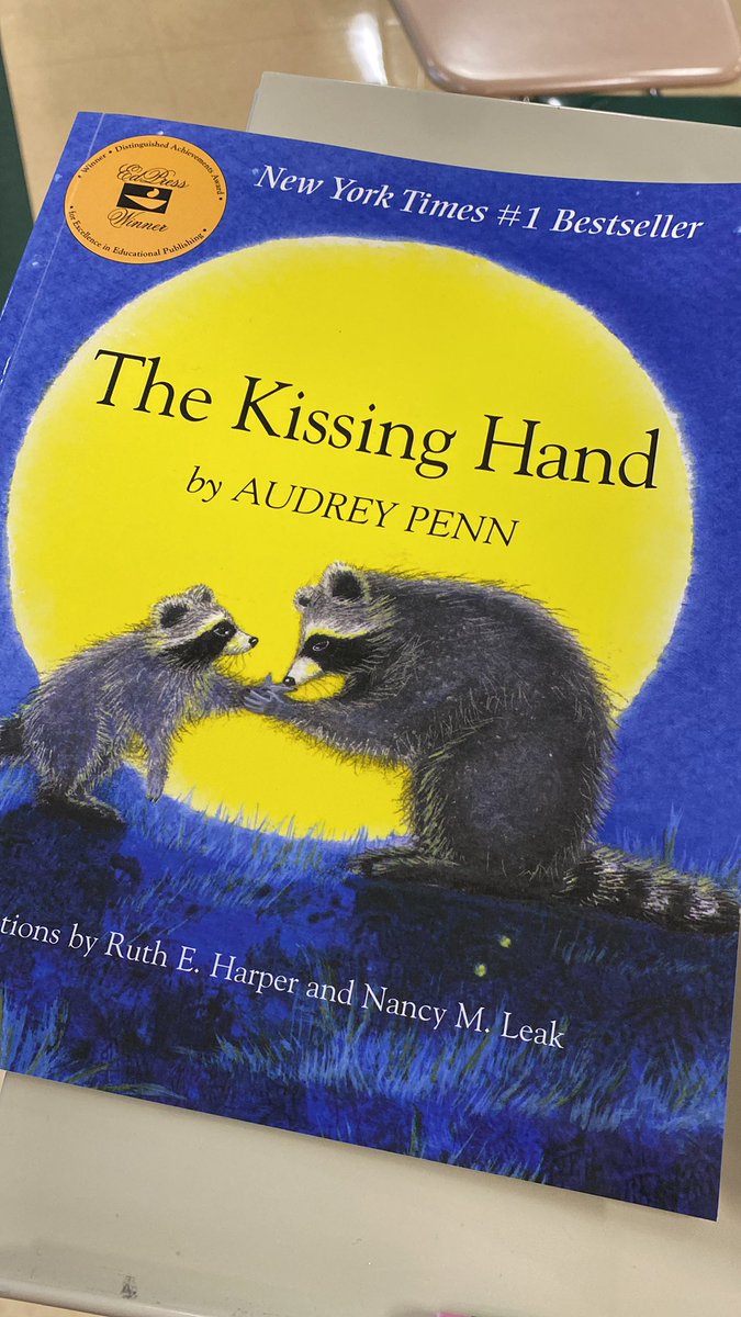 DoblerMichelle's tweet photo. We had fun creating our "Kissing ♥️ Hands" in Child Development...Have a great year Gators 🐊 #CLSEngaged @CLS_IC https://t.co/ErSIifCTHQ