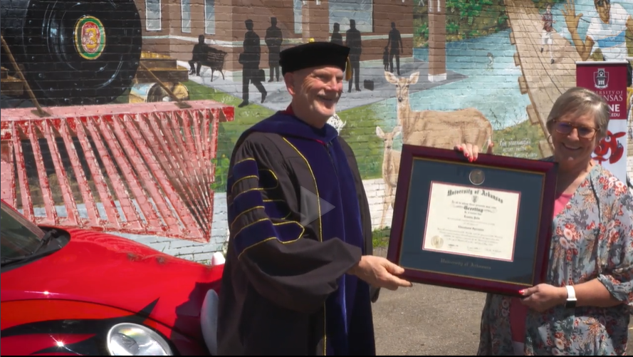 UARKOnline's tweet photo. #RazorbugTour Graduate Spotlight 🎓🌟 Congrats, Leanita Pelts!

Leanita has been working in education for more than 30 years and will begin as an instructor of teacher education this fall semester at @UOzarks #education #uark22 https://t.co/xSy2wKE8OU