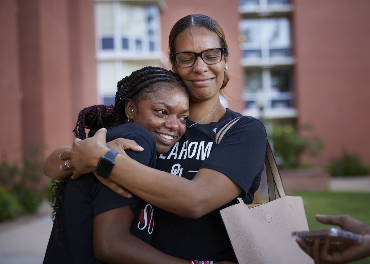 UofOklahoma's tweet image. One last hug and they're off to accomplish great things. ✨☝️

Take a look at some of our favorite moments captured from #OUMoveIn22! link.ou.edu/3vZhmD9