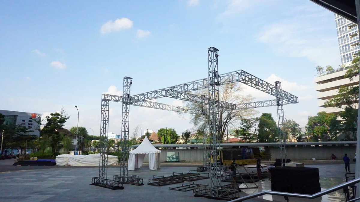 kenduricinta's tweet photo. Sejak siang tadi hingga malam hari tadi telah selesai proses pemasangan panggung di Plaza Teater Besar Taman Ismail Marzuki, Jakarta.

Malam ini, persiapan #KCAgustus masih terus berlangsung dengan pemasangan sound system dan lighting. https://t.co/bDmWy1LfKw