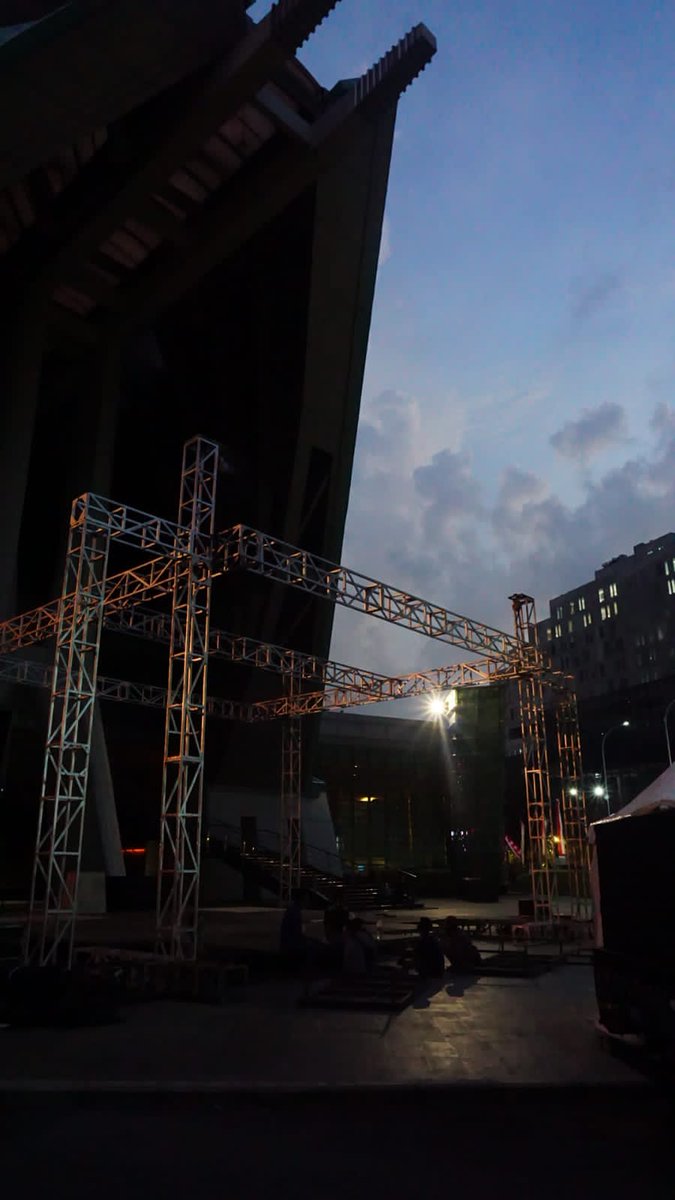 kenduricinta's tweet photo. Sejak siang tadi hingga malam hari tadi telah selesai proses pemasangan panggung di Plaza Teater Besar Taman Ismail Marzuki, Jakarta.

Malam ini, persiapan #KCAgustus masih terus berlangsung dengan pemasangan sound system dan lighting. https://t.co/bDmWy1LfKw