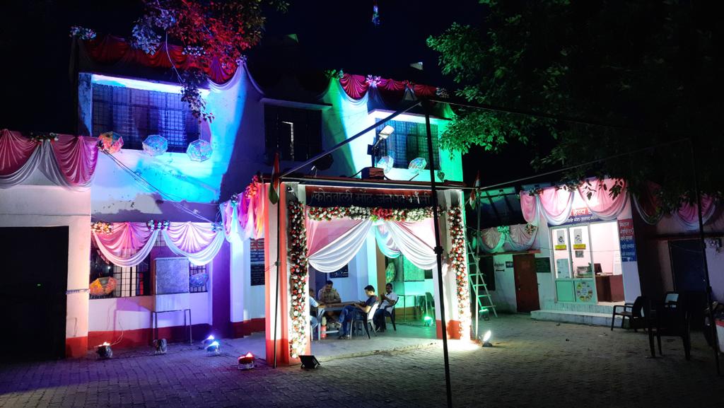 moth_police's tweet photo. "आजादी का अमृत महोत्सव"के उपलक्ष्य में थाना मोंठ को सजाया गया । #AzadiKaAmritMahotsav #HarGharTiranga #UPP_FOR_तिरंगा 
@jhansipolice 
@sspjhansi
@SPCityJhansi @ComothJhansi https://t.co/VCpAt4tVFW