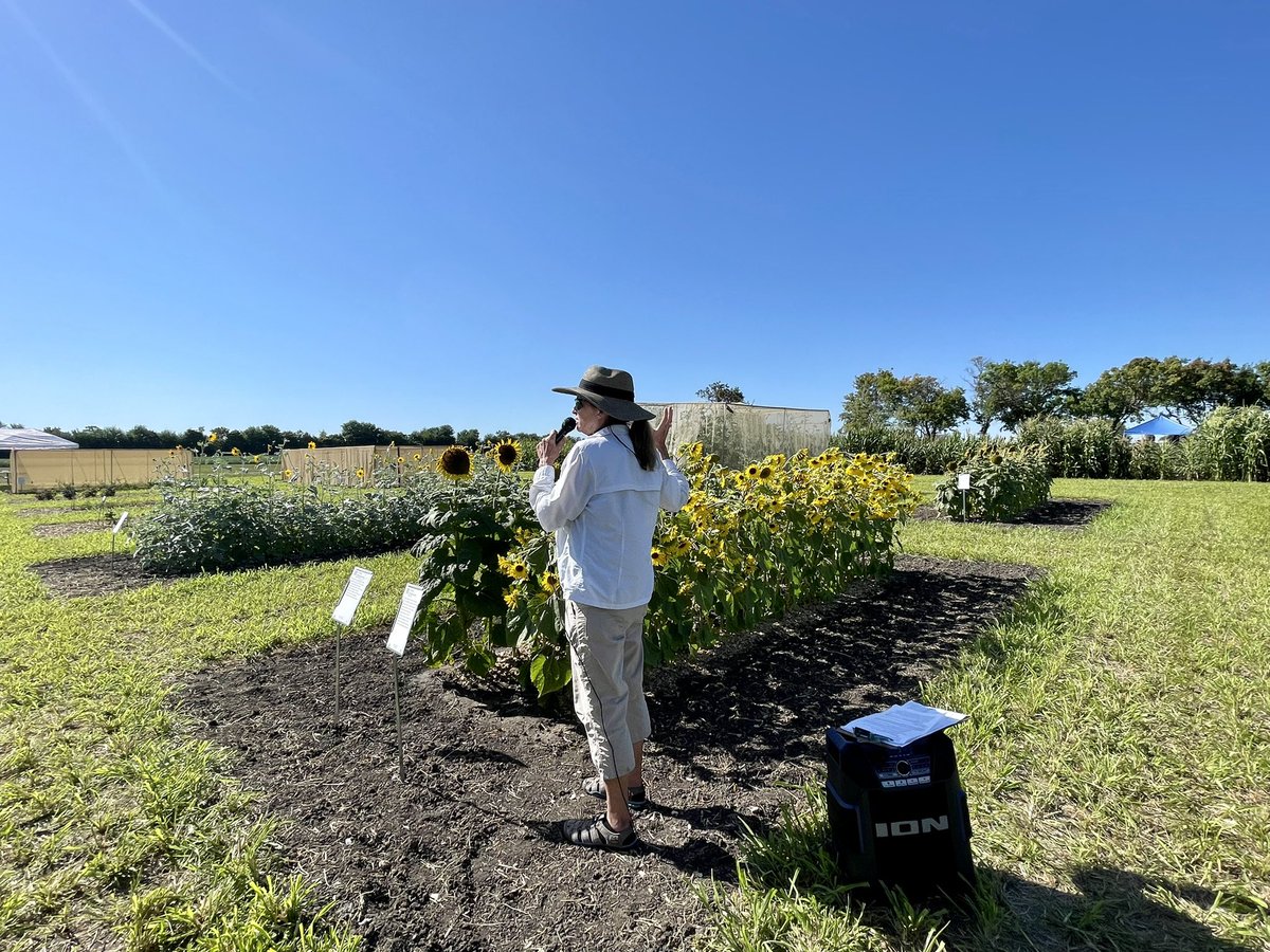 Tiffybirdy's tweet photo. #2022NAPB offers very interesting tour @IowaStateU. From high throughput digital imaging, to Mung bean breeding. I was mostly impressed by the amount of effort behind conservation and domestication for special crops. There really is no plateau for diversifying 🍽 @NAPlantBreeders https://t.co/iTYPhk5kpE