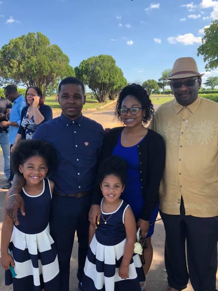 Lizspeaks1's tweet photo. Screaming happy birthday to my bestie. My brother the best father I know. I pray your day is filled with love and many blessings you deserve it! https://t.co/MOUwoNvxWy