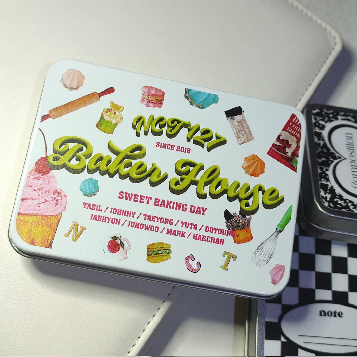 🎱 #2914mails

the baker house tin can has finally arrived hehe. thank you so much, <a href="/_02011996/">R. (ᓀ‸ᓂ) 🫶</a>, for the safe packaging! sorry din po sa late post >< so excited for my retro house tin cannn 🤍