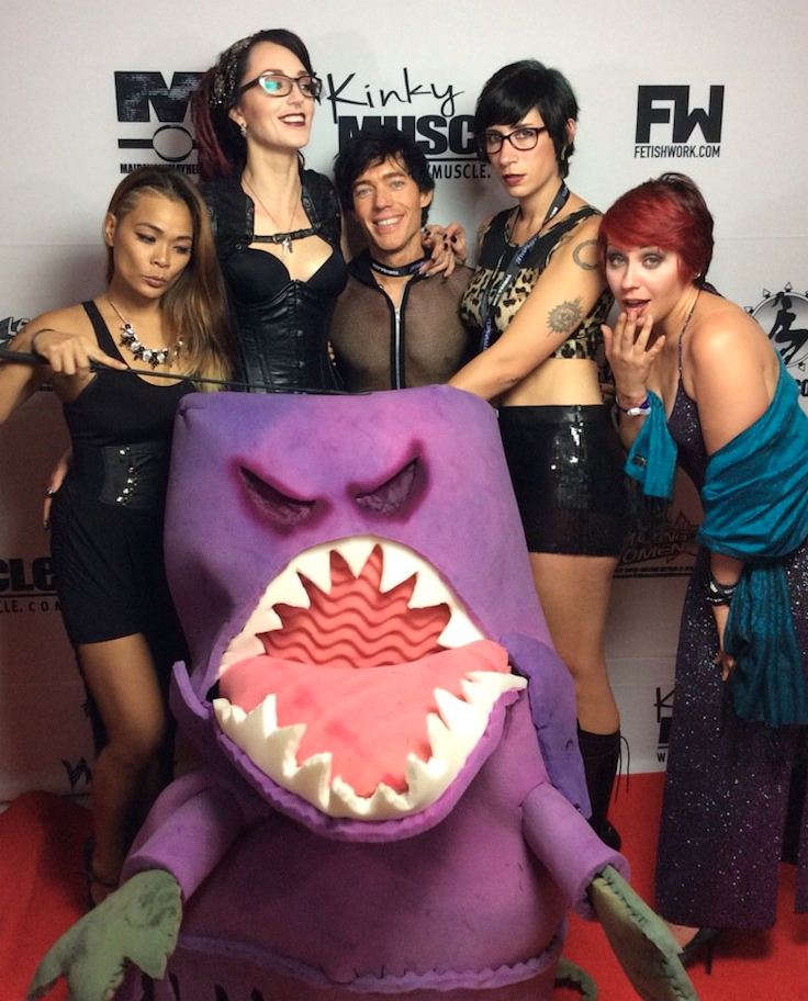 lavoregirl's tweet photo. LVG History! Fanglorious makes his debut at #FetCon2016! w/ from L2R - @TeamLooseyLu @uniquesablique @JordynFox_ @HailVelmaVon666 @glimmertits - Follow them all for a good time! @FetishCon @clips4sale https://t.co/PaNPNFLSRW