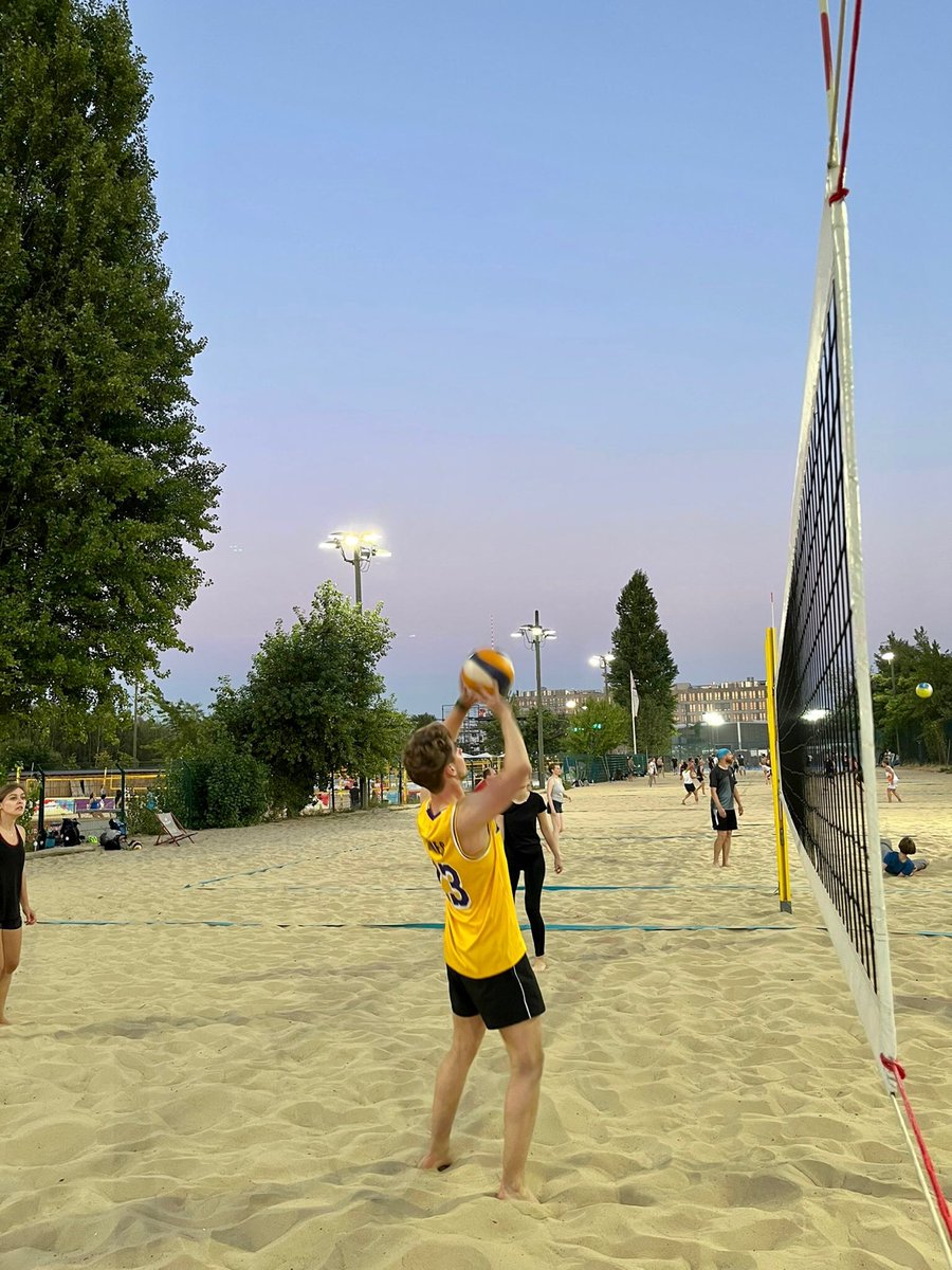 Aufschlag, Satz - Sieg!🏐Am Mittwoch war das AP-Team im Beach Mitte zum #Volleyball. Gespielt wurde fair, aber siegeswillig! Ein erfrischendes Bierchen besiegelte den gelungenen Team-Abend🍻. Klingt ansprechend? Hier geht es zu unseren Stellenanzeigen: advicepartners.de/unternehmen/ka…