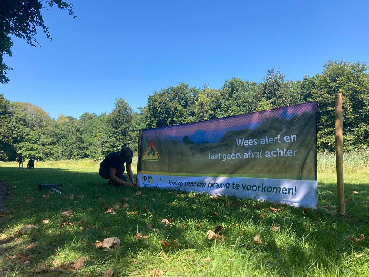 AnneVoorbergen's tweet photo. Tijdens #coderood is Staatsbosbeheer extra alert op een duinbrand. Als bezoeker kun je zo'n duinbrand helpen voorkomen door geen afval achter te laten (met name glas en sigaretten). @PWNwaternatuur @NPZK @brandweer #Middenduin https://t.co/eScuhfhiWr