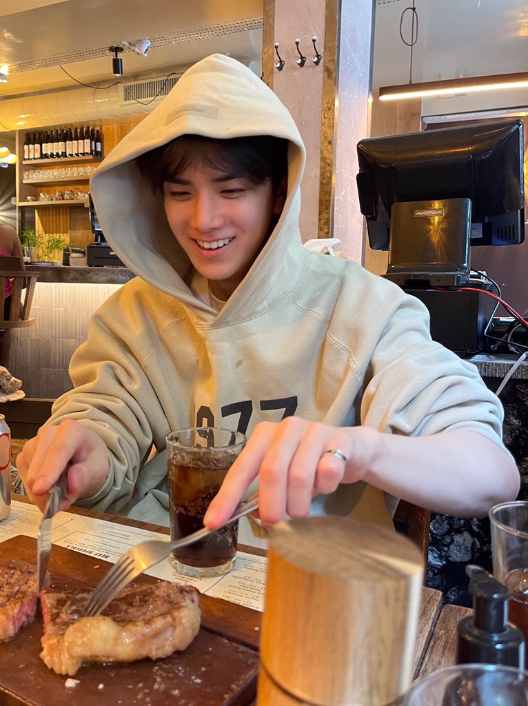 jichangmisn's tweet photo. Happy birthday 🥳 https://t.co/JRosZ92GeN
