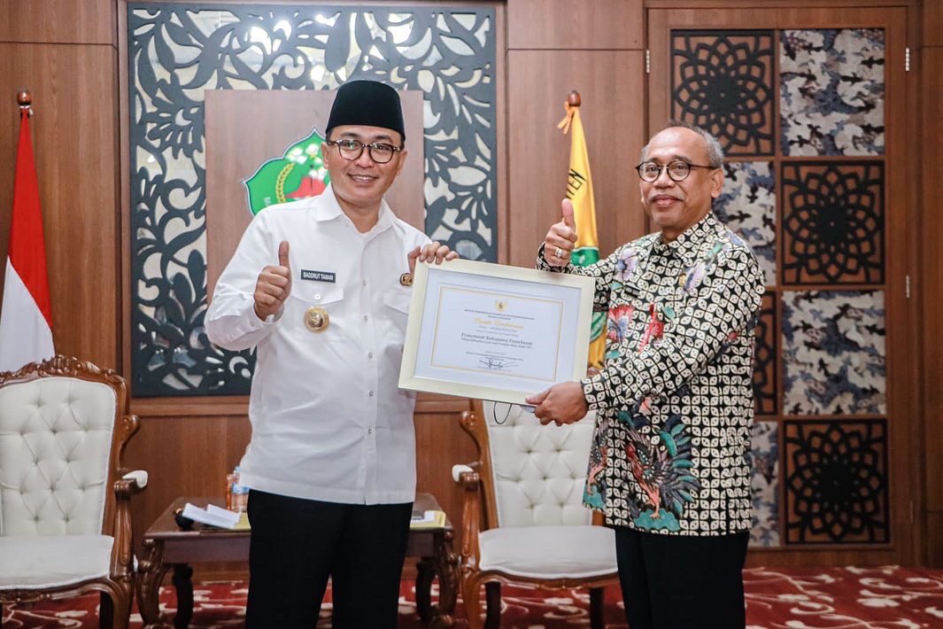 rabaddruttamam's tweet photo. Alhamdulillah, program Pamekasan Call Care (PCC) Pemkab Pamekasan resmi mendapat hak atas kekayaan intelektual (HaKI) sebagai hak untuk memperoleh perlindungan secara hukum atas kekayaan intelektual sesuai dengan peraturan perundang-undangan. https://t.co/kW5gDEGJfj
