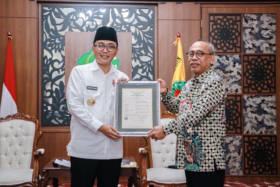 rabaddruttamam's tweet photo. Alhamdulillah, program Pamekasan Call Care (PCC) Pemkab Pamekasan resmi mendapat hak atas kekayaan intelektual (HaKI) sebagai hak untuk memperoleh perlindungan secara hukum atas kekayaan intelektual sesuai dengan peraturan perundang-undangan. https://t.co/kW5gDEGJfj