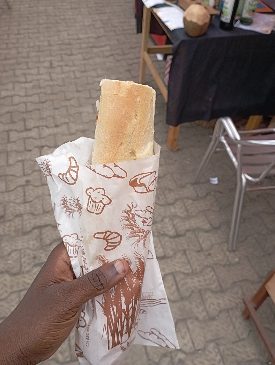 monsieurdekpe's tweet photo. La petite histoire du "Pain adowê saucisse poulet" de la mort qui tue la faim de chez Madjé Miams (Stand 4)... Je suis déjà rassasié même. 🚶🏾♂️A ce soir... #quartierretro https://t.co/3d7EAQVNBW