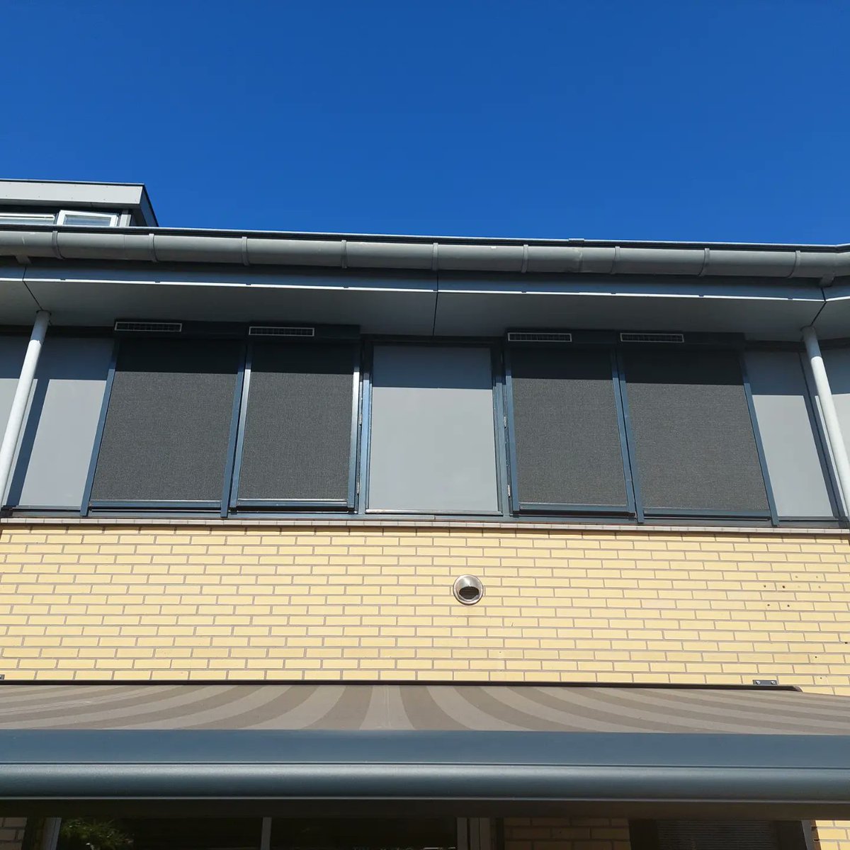 FREMAZonwering's tweet photo. Vandaag deze woning in Leerdam voorzien van draadloze solarscreens. Naar buiten draaiende ramen en geen ruimte om screens te plaatsen? Deze compacte solarscreens zijn gewoon op de ramen zelf te plaatsen! #Frema  #Rhenen #Veenendaal #Ede #Wageningen #Utrecht #Gelderland #Betuwe eo https://t.co/jLd9FtUTZX