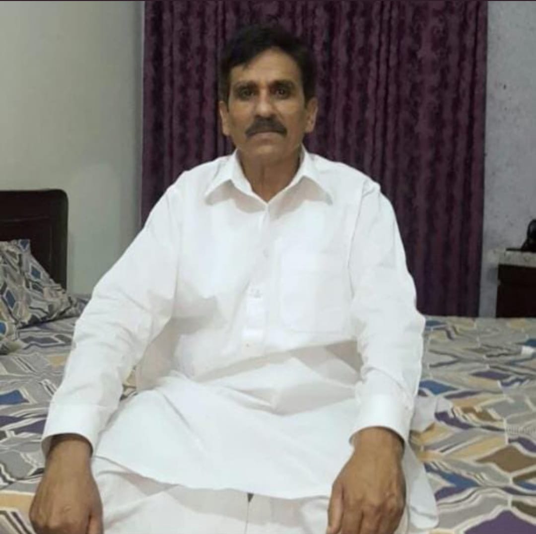 pressahmadiyya's tweet photo. An Ahmadi Muslim father of 3, Mr Naseer Ahmad, has been brutally stabbed to death by a religious fanatic at a bus stop in Rabwah, Pakistan.

It's yet another incident of radical preachers fanning the flames of hatred as Pakistan's Ahmadis continue to face hostility &amp; threats. https://t.co/G1nVFIYD8C