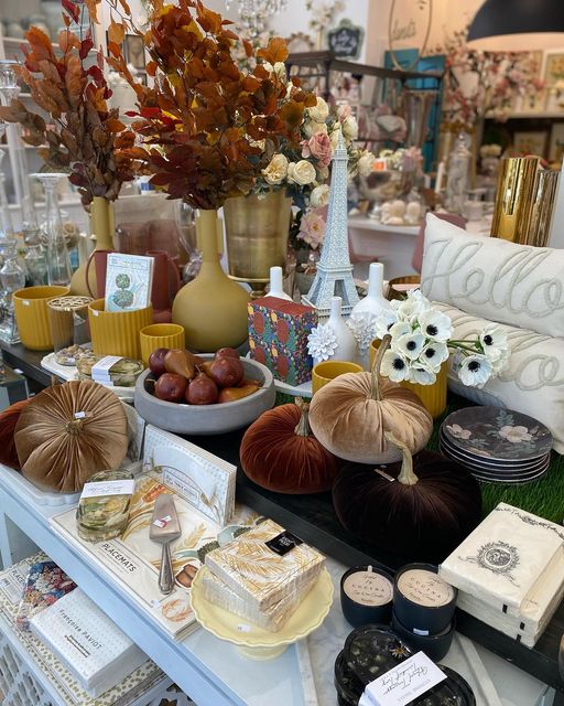 Have you been in to De Rose Designs & Floral Boutique yet? In addition to the gorgeous flowers, they also have a number of home décor and gift items for that someone special. Visit them at 209 Main Street in #Schomberg! 

#shopKING #shoplocal #floralshop #homedecor  #KingTownship