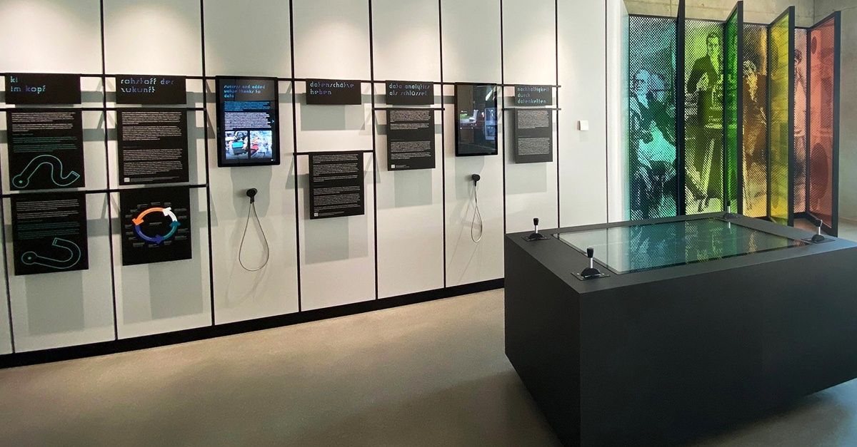 FraunhoferIIS's tweet image. #ADAunterwegs im Showroom des #FraunhoferIIS im Augustinerhof Nürnberg: KI-Forschung erleben, Demonstratoren entdecken und selbst mit KI spielen. So machen Ferien Spaß!😀Mehr: websites.fraunhofer.de/adalovelacecen… #ADALovelaceCenter #KI #AI #Showroom