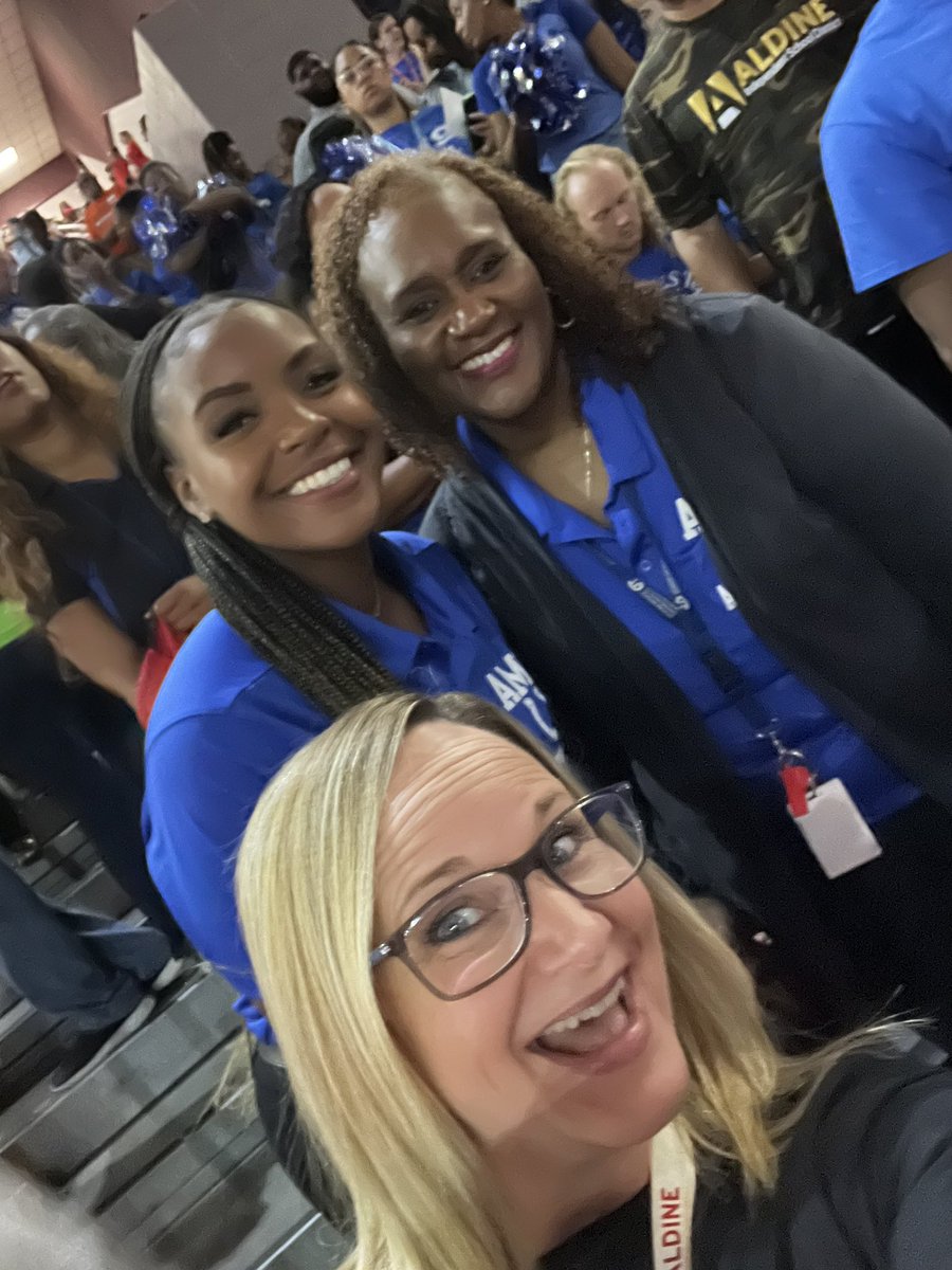 clynvan1's tweet photo. The @AldineMS_AISD Colts are representing at the @AldineISD Convocation. #ColtsDeserveIt https://t.co/9cuILquUPQ