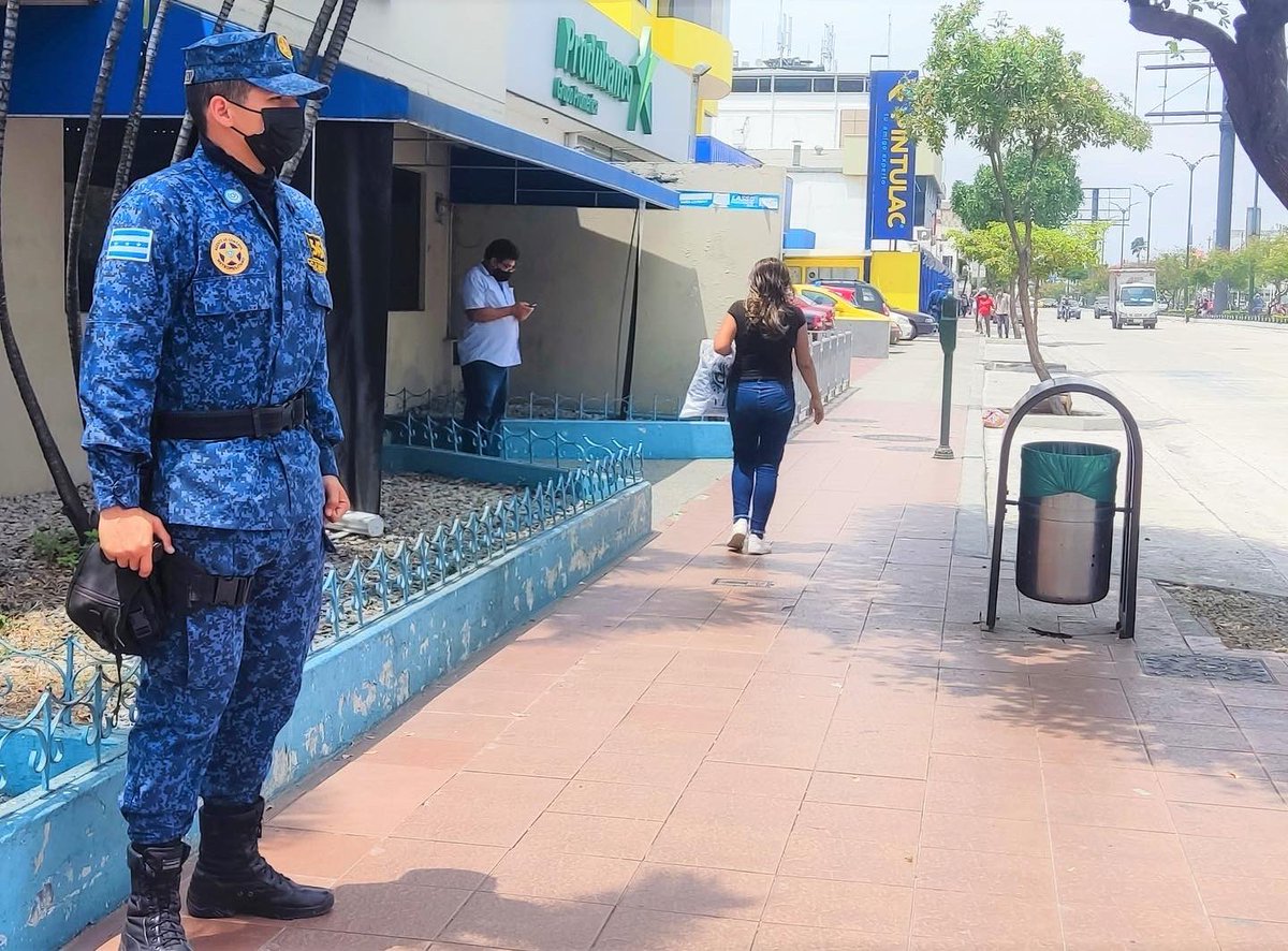 En la Alborada se encuentran nuestros agentes municipales apoyando las labores de seguridad ciudadana y asegurando el uso correcto de la vía pública.