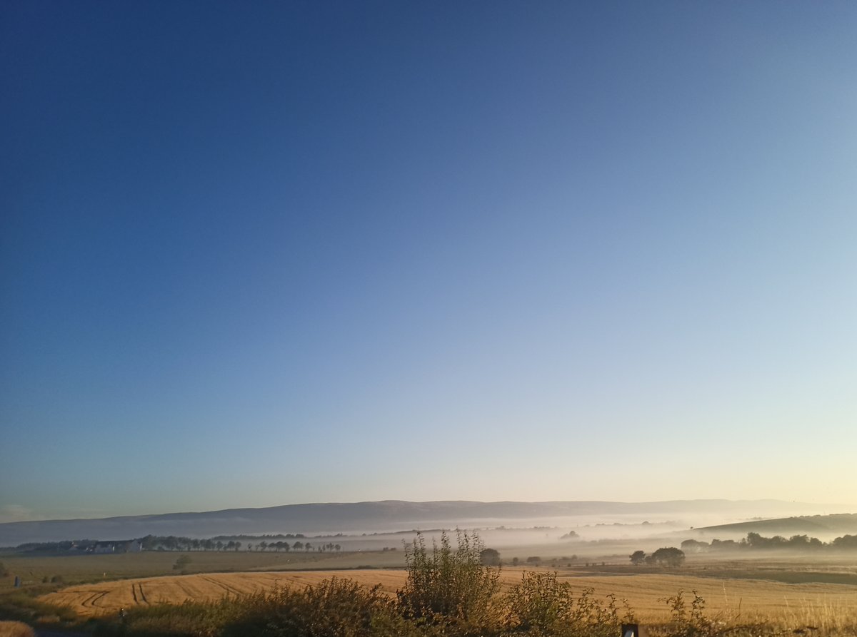Nik_Johnson_'s tweet photo. Nice to get out on a pre work ride/commute/WFH ride from home to home.... this morning. 11 deg at 6:30am and the mist lying low. https://t.co/uMQ2UDbWEg
