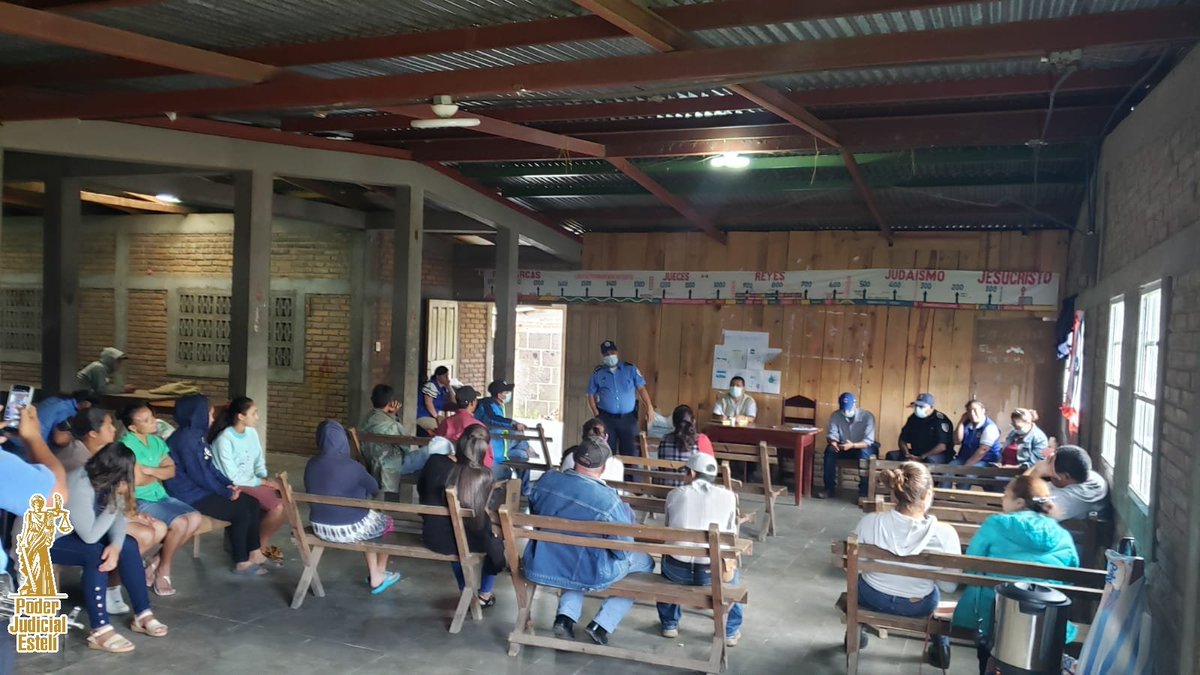 PJEsteli's tweet photo. El Dr. Elder Moreno Valverde, Juez Local Único de San Nicolás - #Estelí, realizó visita a pobladores de la comunidad "La Garnacha", se desarrollo asamblea comunitaria y nombramiento de la Sra. Marbely de Fátima Rocha Bucardo como Facilitadora Judicial de esa comunidad. https://t.co/L0ShdoGWe9
