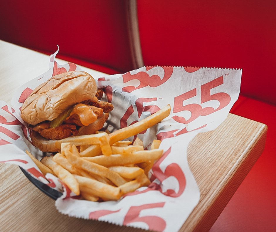 Hwy55Burgers's tweet image. 🍗 Have you ever put our Hwy 55 sauce on top of our classic chicken sandwich? 

♨️ Don’t be afraid to mix it up some and enjoy a bold new flavor that may or may not be added to our menu in the future. 😉

#newflavor #mixthingsup #flavor #chickensandwich #greatfood #hwy55eats
