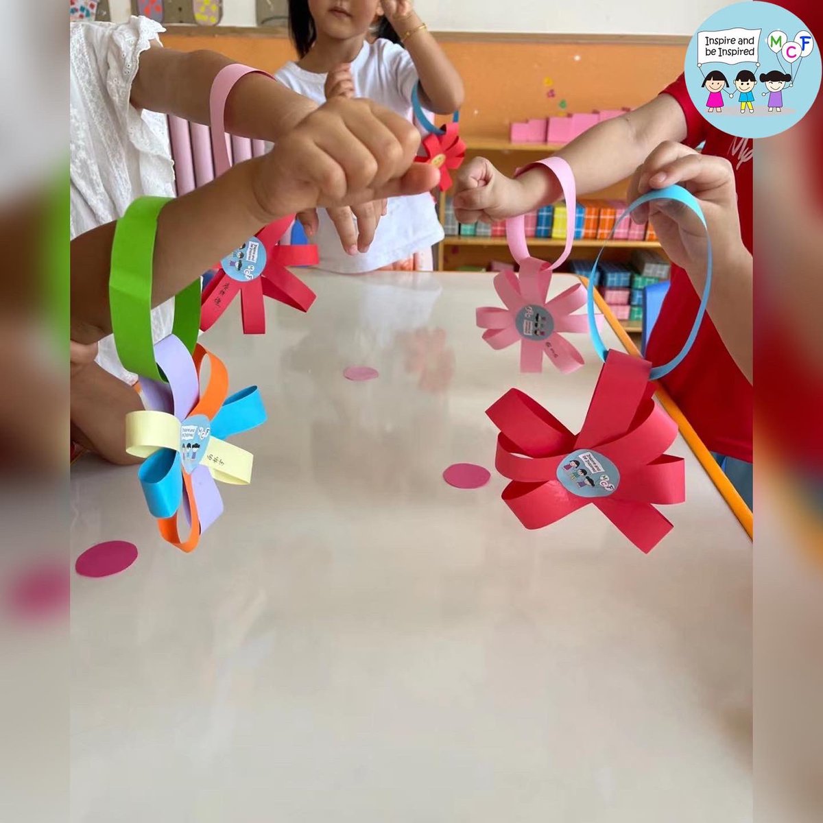 china_mcf's tweet photo. Another successful and a fun day for all. Today, MCF’s volunteers spend time with two classes simultaneously. They sang songs and made paper flowers 🌸 with children. A huge Thank You to everyone for making the day such a happy and colorful one for the children. https://t.co/ibwTcoCZdn