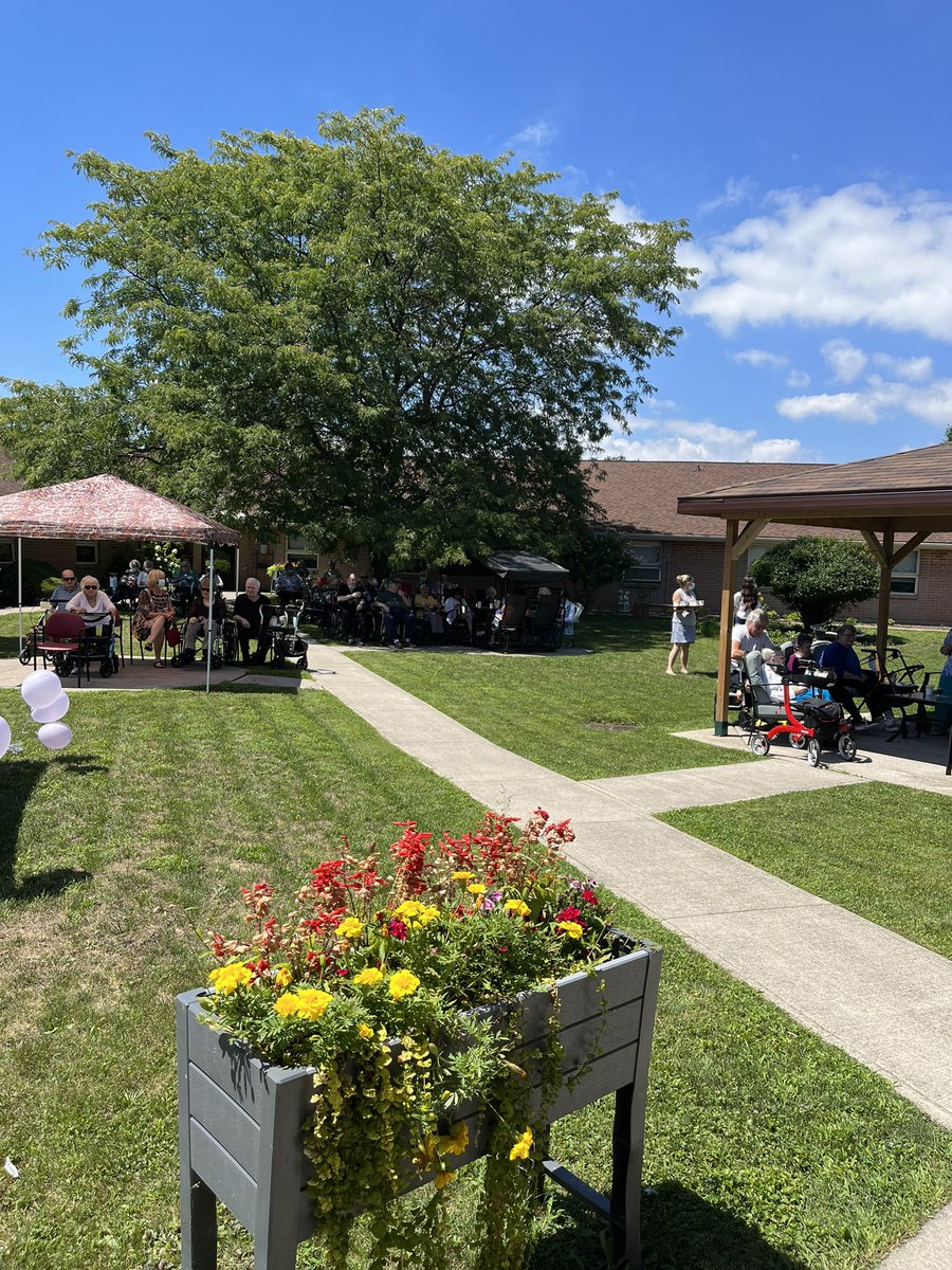 JulieCMann's tweet photo. Congratulations to Rosewood Erie Glen on a beautiful celebration for their 33rd Anniversary... @erie_glen @universalcares https://t.co/3MzLXaBk9i