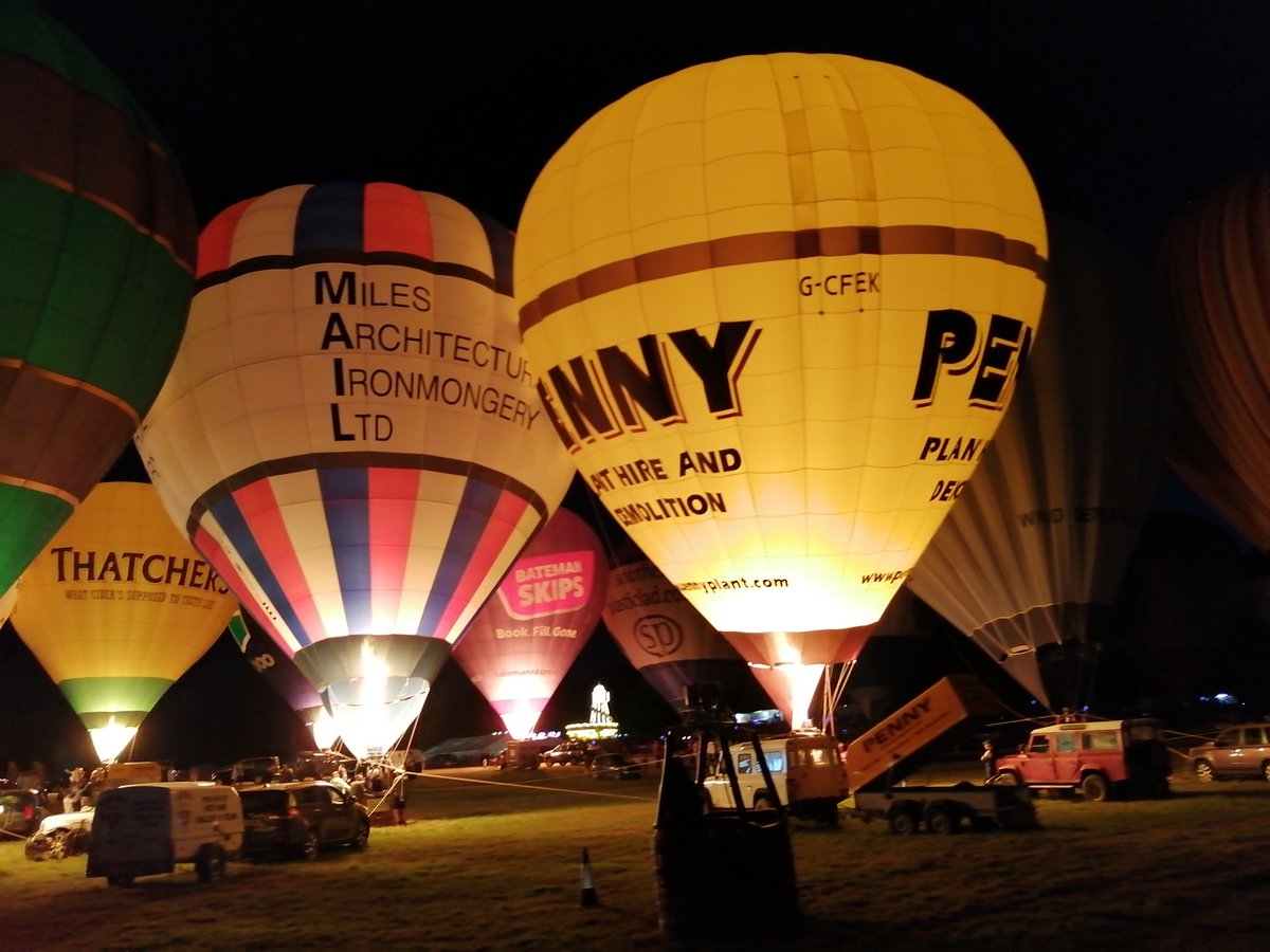 MrSallows's tweet photo. Bristol's Nightglow for the Balloon Fiesta will never get old. Such a spectacular event. https://t.co/7K3PBbUA4l