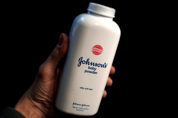 ManOnelife's tweet photo. ล่าสุดครับ Johnson&amp;Johnson ประกาศเลิกผลิตแป้งเด็กโรยตัวทั่วโลกในปี 2023 นี้เนื่องจากได้รับการร้องเรียนว่าผลิตภัณฑ์อาจจะเป็นต้นเหตุให้เกิดโรคมะเร็งโดยสารที่เรียกว่า Carcinogen ถึงแม้ว่าบริษัทจะยืนยันว่าผลิตภัณฑ์นั้นปลอดภัยแล้วก็ตามครับ https://t.co/Tyes9I3Sq6