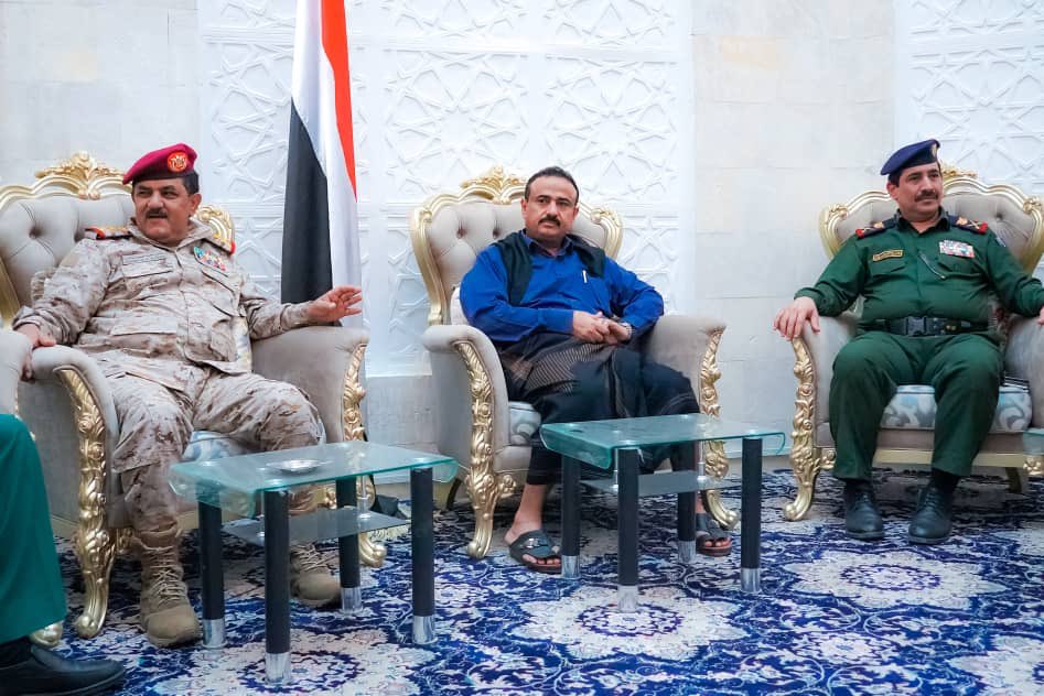 ناقش محافظ شبوة عوض بن الوزير مع وزير الدفاع الفريق ركن محسن محمد الداعري البدء  بتنفيذ قرار فصل شبوة عن المنطقة العسكرية الثالثة وتكون منطقة عسكرية مستقله بقيادة
 العميد علي صالح الكليبي.