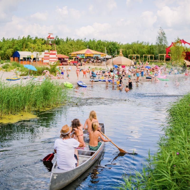 Ontdek het familiepark Netl de Wildste Tuin! Strand, bos, heerlijk eten, ravotten of relaxen. Het kan hier allemaal. Heerlijk voor jong en oud. uitmetkinderen.nl/pages/Netl-de-…