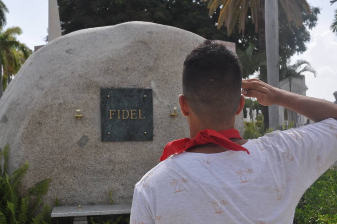 Palmiche7's tweet image. Te hablé ese día, más q decirte cualquier cosa con mi voz ausente y quebrada, mi mano temblorosa y firme a la altura de la sien, te confirmaba que no te fuiste, que somos muchos los Fidel y los jóvenes cubanos que heredaron tu causa.
GRACIAS COMANDANTE
#FidelPorSiempre